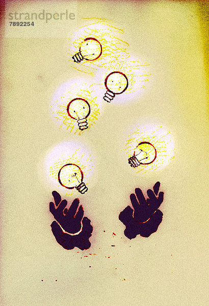 Hände jonglieren mit leuchtenden Glühbirnen