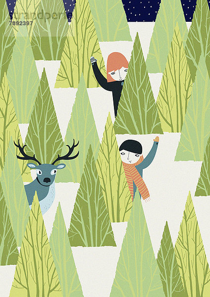 Junge  Mädchen und Hirsch hinter Bäumen in verschneitem Wald