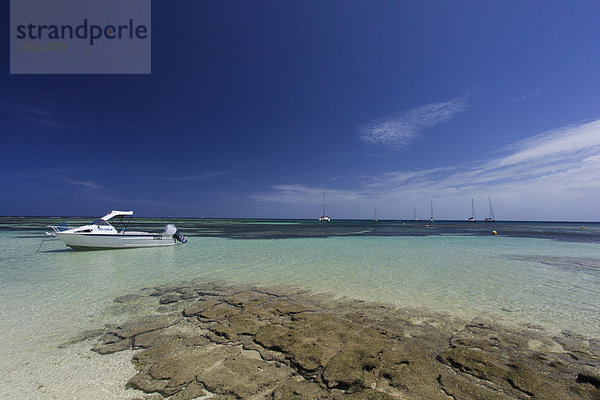 Küste der Südseeinsel Amédée mit Sicht auf die größte Lagune der Welt  mit Segelbooten und Motorbooten