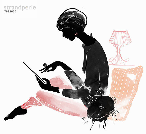 Elegante Frau benutzt einen Tablet-PC im Wohnzimmer