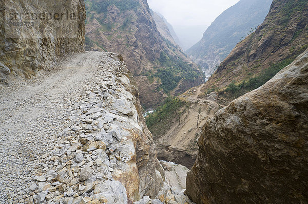 Neu gebaute Straße im Tal des Marsyangdi  gefährlich nah an einem steilen Abgrund