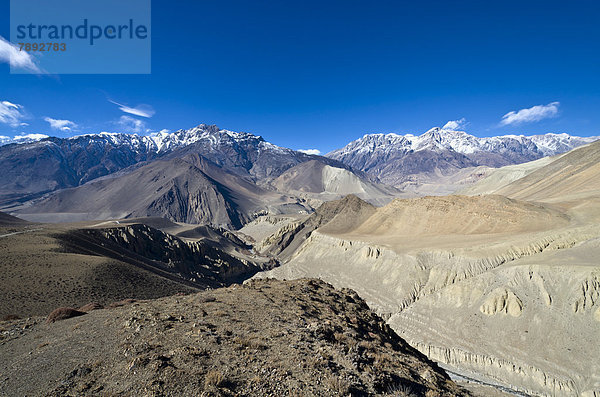 Tal des Kali Gandaki  schneebedeckte Berge hinten  von Muktinath