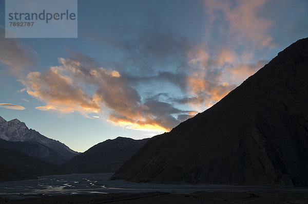 Sonnenuntergang über dem Tal des Kali Gandaki  Blick nach Süden