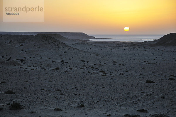Sonnenuntergang in der Steinwüste an der Bucht von Rio de Oro