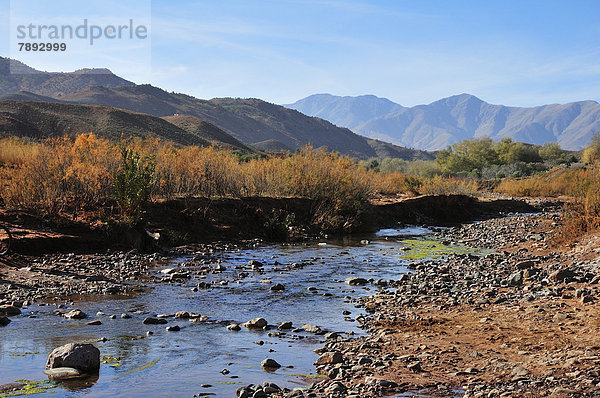 Kleiner Fluss in einer kargen Landschaft