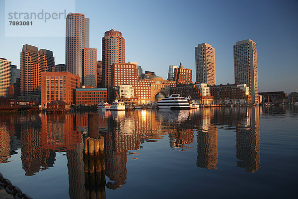 Hochhäuser an der Uferpromenade  Boston  Massachusetts  New England  USA