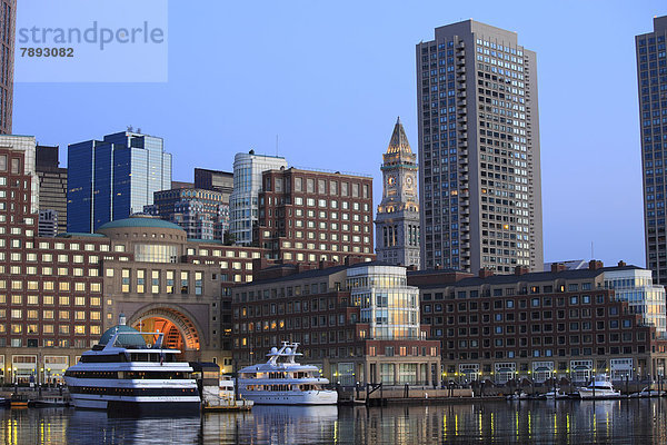 Boote an der Rowes Wharf  im Stadtzentrum von Boston  Massachusetts  New England  USA