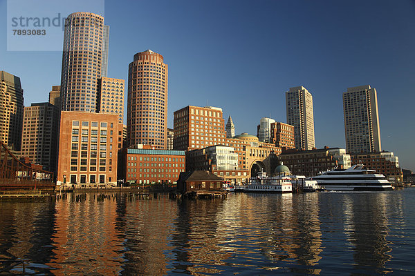 Hochhäuser an der Uferpromenade  Boston  Massachusetts  New England  USA