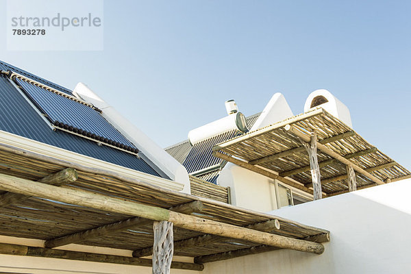 Solarmodul auf dem Dach eines Hauses von der Terrasse aus gesehen