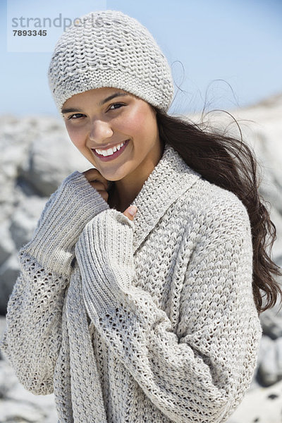 Schöne Frau genießt am Strand im Winter