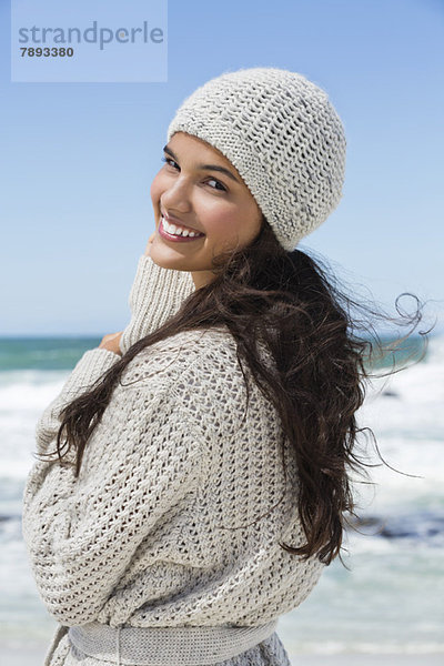 Schöne Frau genießt am Strand im Winter