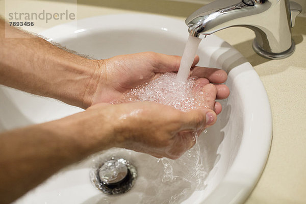 Nahaufnahme eines Mannes beim Händewaschen