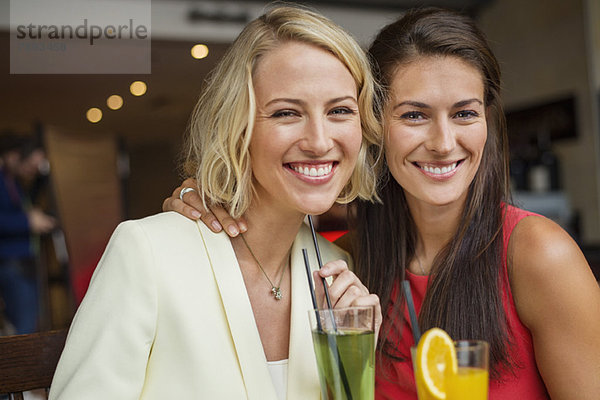 Zwei Freundinnen bei einem Drink in einem Restaurant