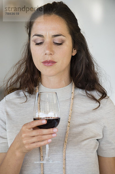 Nahaufnahme einer Frau mit einem Weinglas