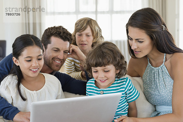 Familie beim Betrachten eines Laptops