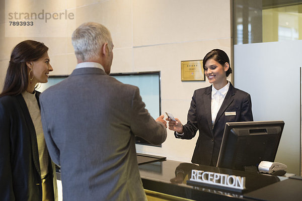 Geschäftspaar beim Einchecken ins Hotel