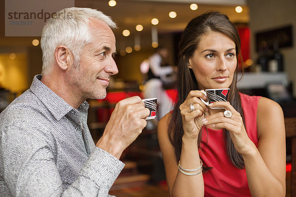 Paar genießt eine Tasse Tee in einem Restaurant