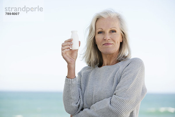 Frau mit einer Flasche probiotischem Getränk