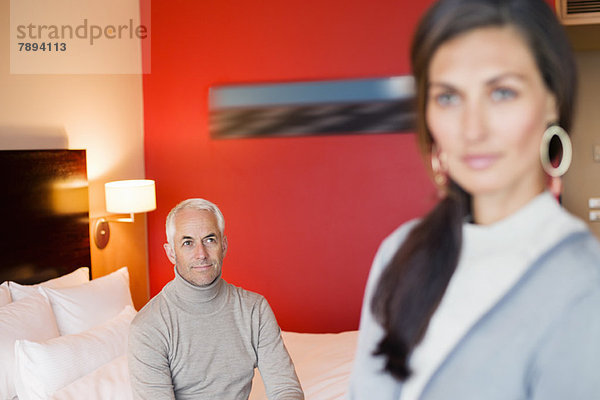 Mann sieht seine Frau in einem Hotelzimmer an