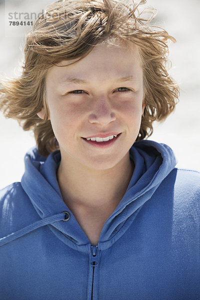 Porträt eines am Strand lächelnden Jungen