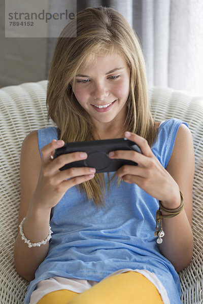 Mädchen spielen ein Videospiel und lächeln