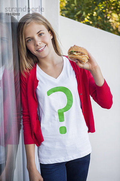 Mädchen mit einem Hamburger
