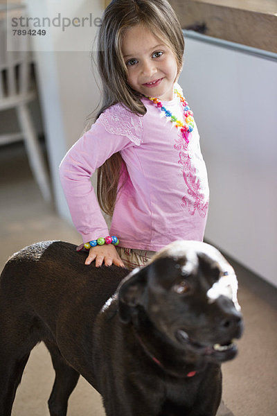Porträt eines Mädchens mit ihrem Hund zu Hause