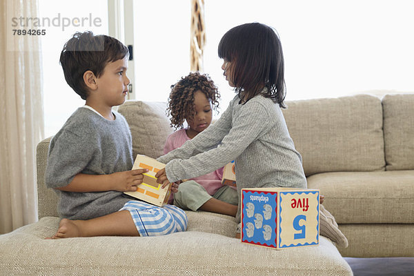 Kinder spielen mit Zahlenblöcken