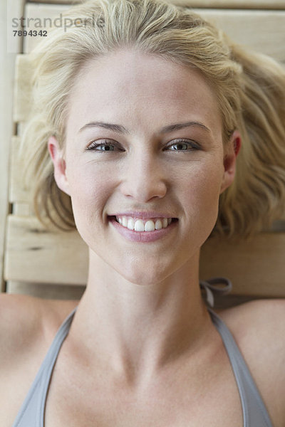 Porträt einer lächelnden Frau in der Sauna