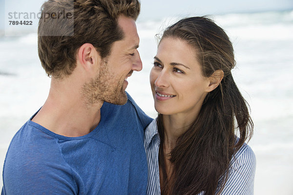 Nahaufnahme eines glücklichen Paares am Strand