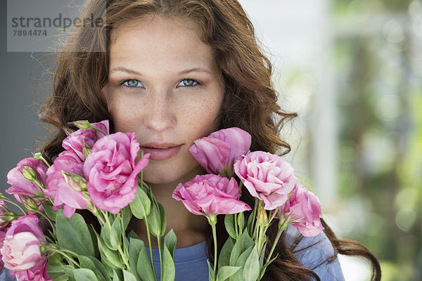 Porträt einer Frau mit einem Blumenstrauß