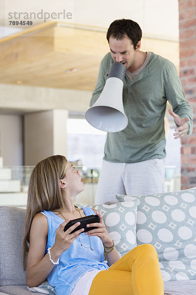 Ein Mann  der seine Tochter wegen eines Videospiels anschreit.