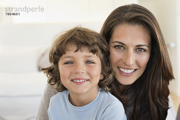 Porträt einer Frau und ihres Sohnes lächelnd