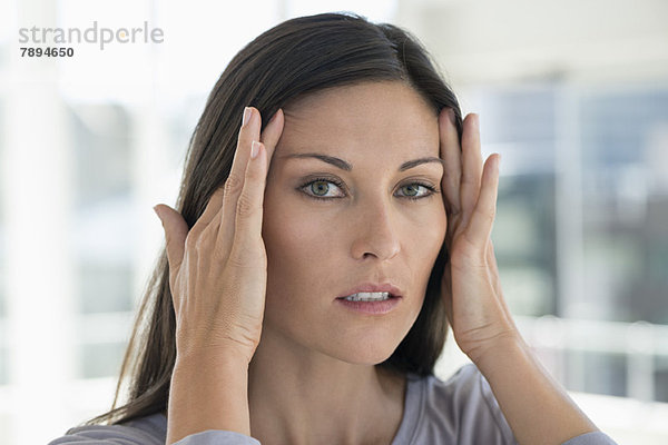 Porträt einer Frau mit Kopfschmerzen