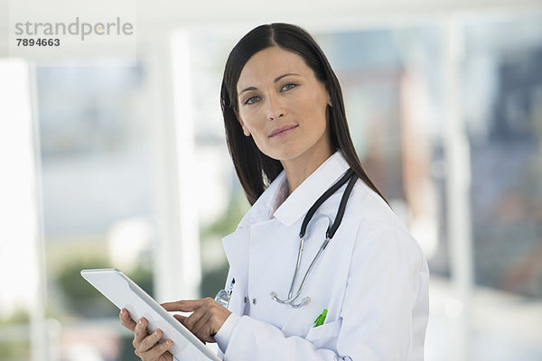 Porträt einer Ärztin mit einem digitalen Tablett