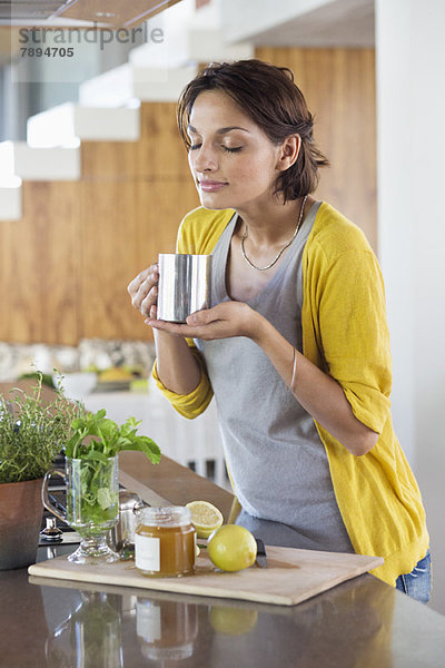 Frau riecht Kräutertee