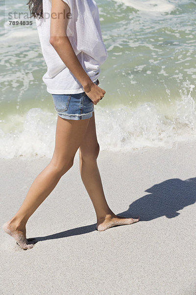 Frau beim Spaziergang am Strand