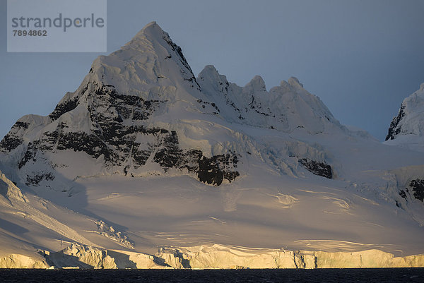 Bergkulisse der Buttler Passage  Abendlicht beleuchtet Gletscherabbruch