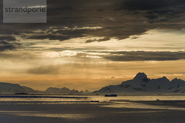 Sonnenuntergangsstimmung über Fjord