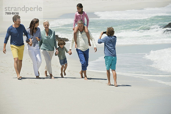 Familie genießt am Strand