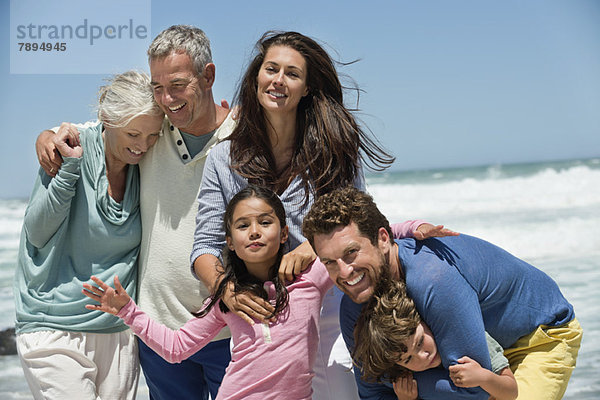 Familie lächelt am Strand