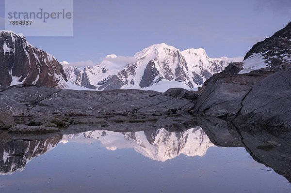 Berge spiegeln sich in Süßwassersee auf Booth Island