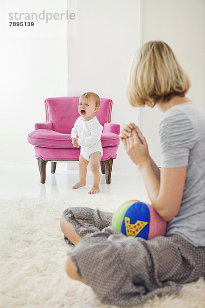 Frau schaut ihr weinendes Baby an