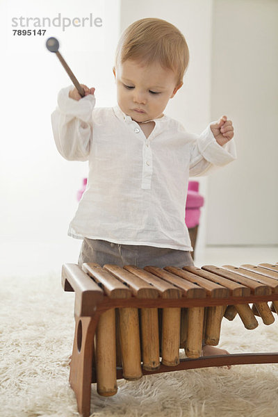 Baby Junge spielt Xylophon