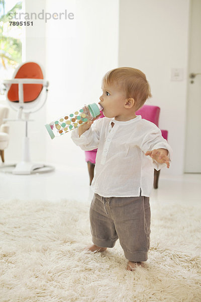 Baby Junge trinkt Wasser aus einer Flasche