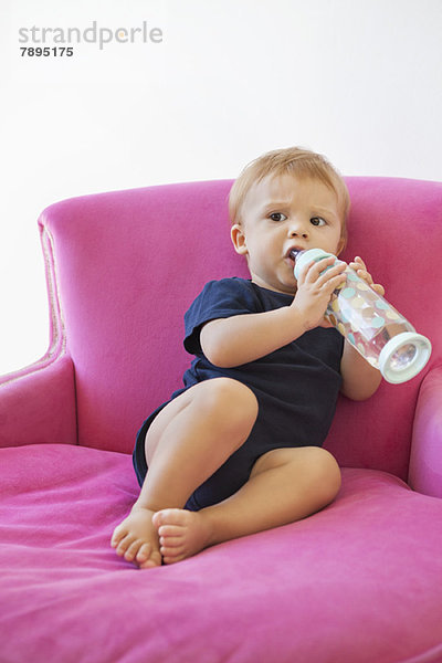 Baby Junge trinkt Wasser aus einer Flasche