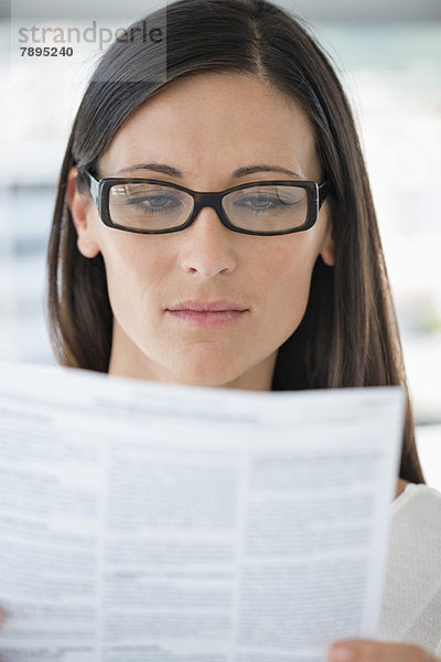 Nahaufnahme einer Frau beim Lesen eines Dokuments