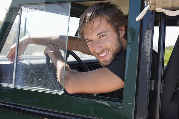 Mann lächelt im SUV