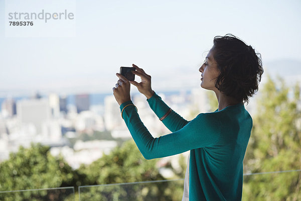Frau fotografiert mit dem Handy