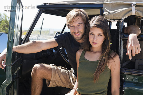Porträt eines Paares auf einem SUV
